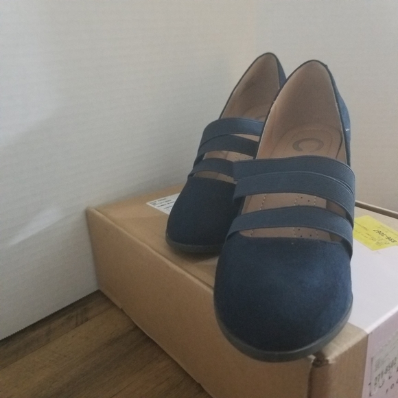 Navy blue heeled shoe - Picture 3 of 3